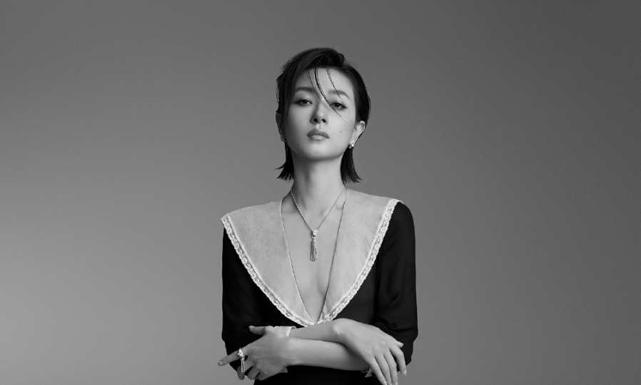 万茜|万茜近照手臂仍未恢复，带伤演主旋律话剧口碑反转，资源不降反升