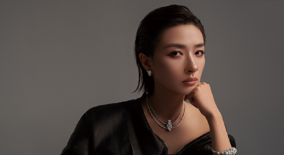 万茜|万茜近照手臂仍未恢复，带伤演主旋律话剧口碑反转，资源不降反升