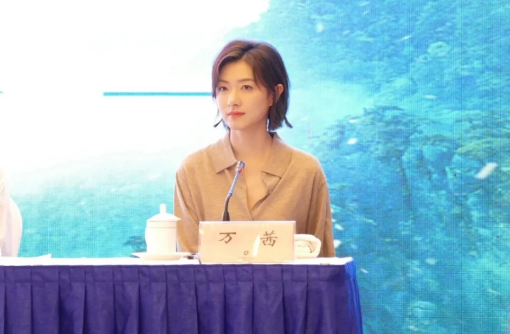 万茜|万茜近照手臂仍未恢复，带伤演主旋律话剧口碑反转，资源不降反升