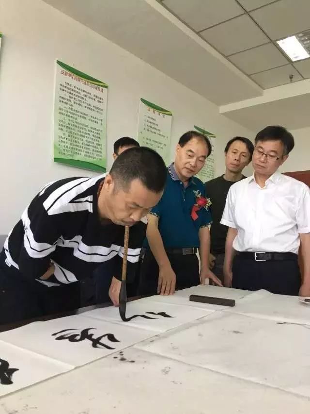 大方广佛华严经|用嘴写书法，为啥能被粉丝推崇为当代王羲之，引专家怒怼没艺术性