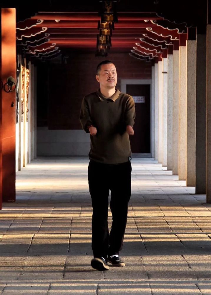 大方广佛华严经|用嘴写书法，为啥能被粉丝推崇为当代王羲之，引专家怒怼没艺术性