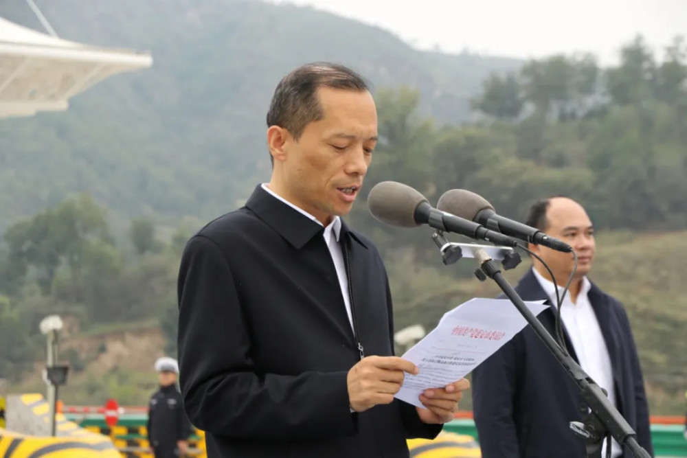 延安市副市长王军营主持通车仪式并宣读表彰决定