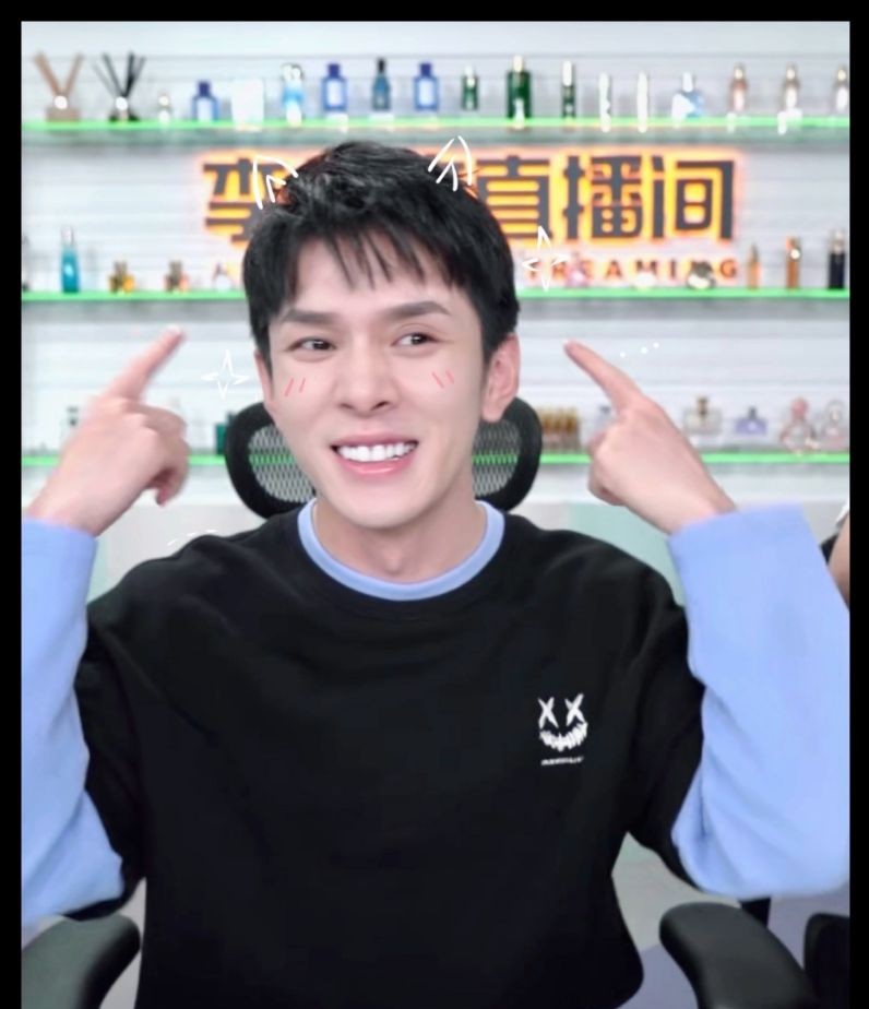 李佳琦|李佳琦直播大翻车？网友不关注货品，全程盯着他的牙看