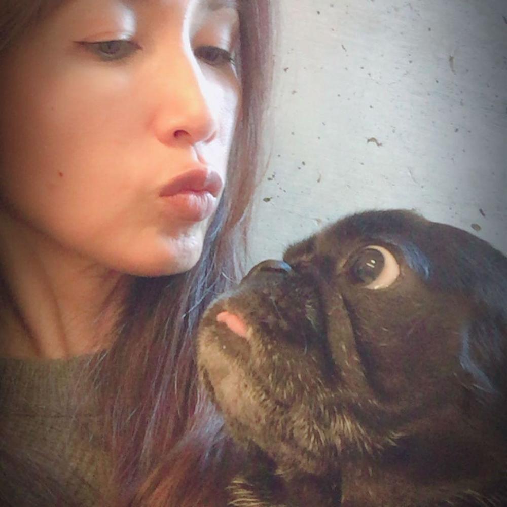 工藤静香|木村拓哉17岁次女晒照，皮衣造型太像爸，超帅！工藤静香嘟嘟嘴与爱犬合影