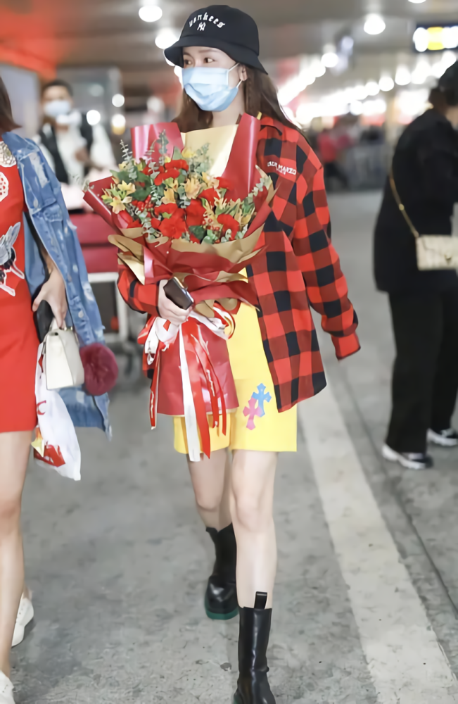 胡一菲艰难营业却被恶意关掉滤镜当看到生图下的腿我服了