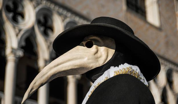 在黑死病横行的中古欧洲,医生该怎么自保?答案就是"鸟人装"