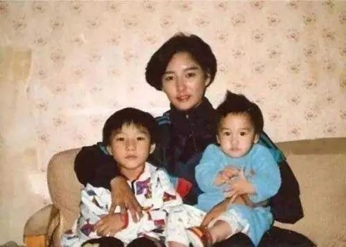 老戏骨|70岁老戏骨情史荒唐，已婚抛弃17岁女星，5个孩子年龄差37岁