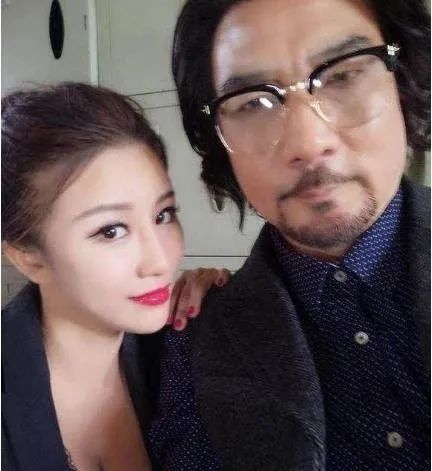 老戏骨|70岁老戏骨情史荒唐，已婚抛弃17岁女星，5个孩子年龄差37岁