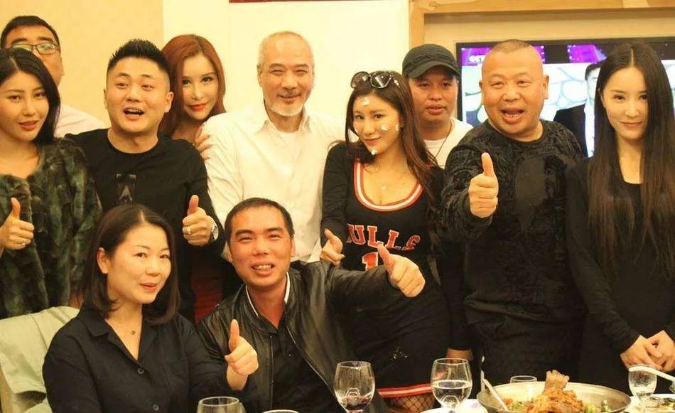 老戏骨|70岁老戏骨情史荒唐，已婚抛弃17岁女星，5个孩子年龄差37岁