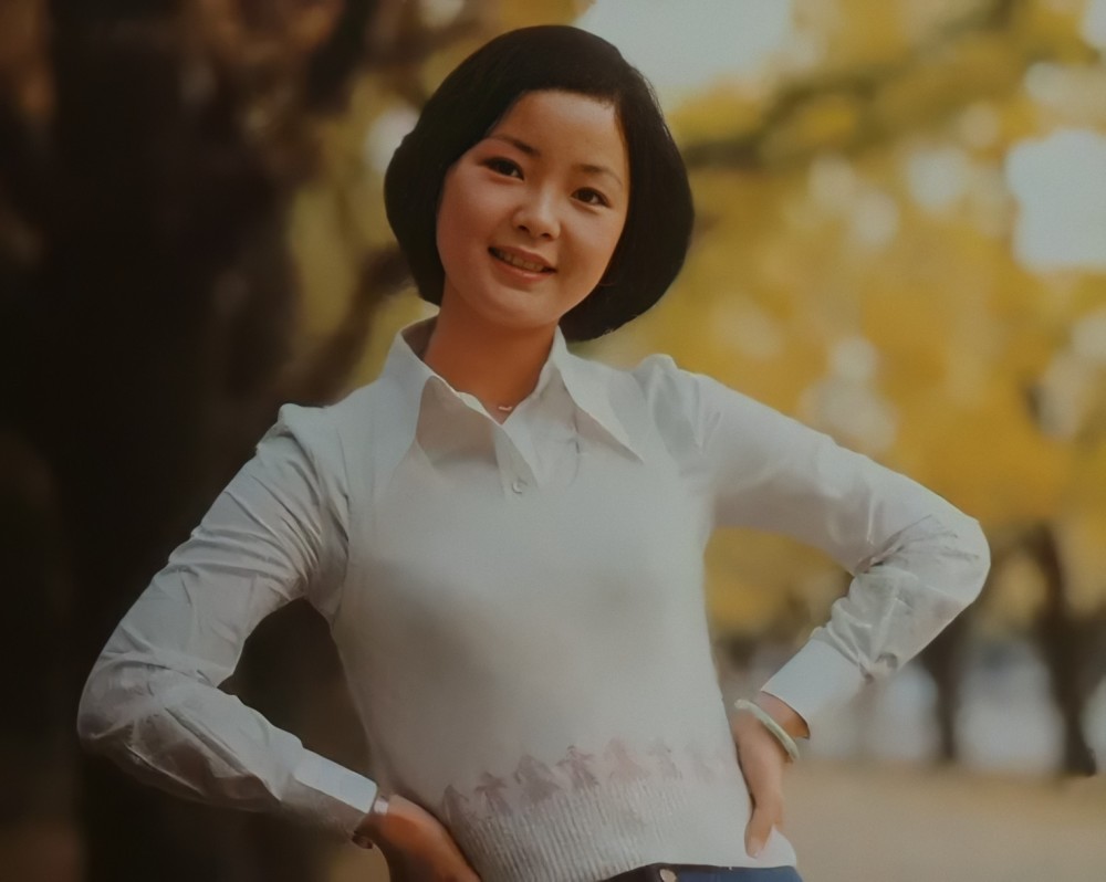 成龙|唱得甜蜜蜜，爱得惨兮兮，当年成龙为什么“不待见”邓丽君？