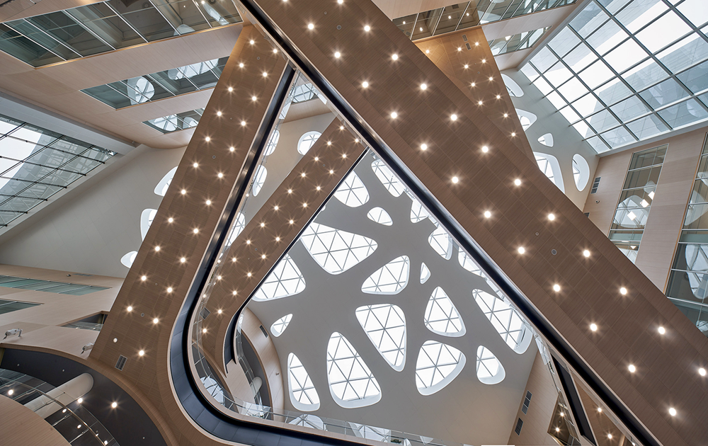 米,地上分为a,b,c三个区块,通过一个净高约30米的核心中庭凝聚组合,各