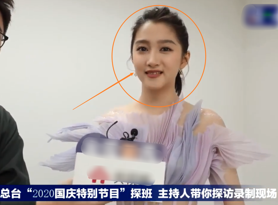 关晓彤|都说关晓彤看上去很壮，当她出现央视无精修镜头里，身材认真的？