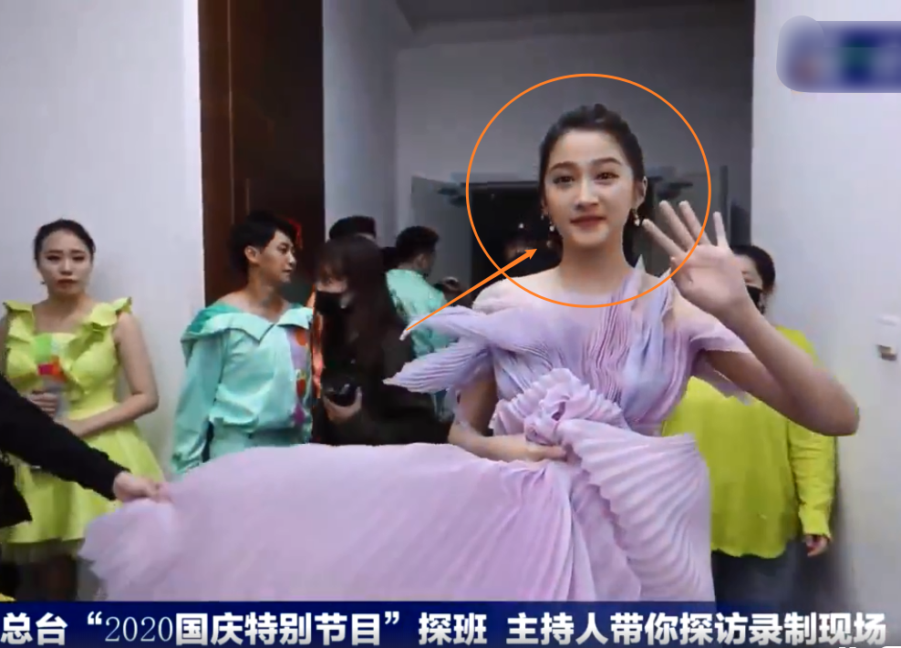 关晓彤|都说关晓彤看上去很壮，当她出现央视无精修镜头里，身材认真的？