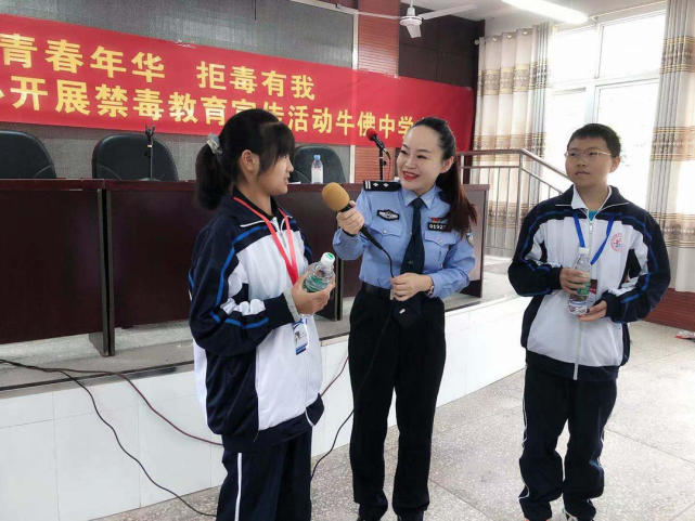9月22日上午,四川省自贡市大安区牛佛中学,600多名初一和高一学生在