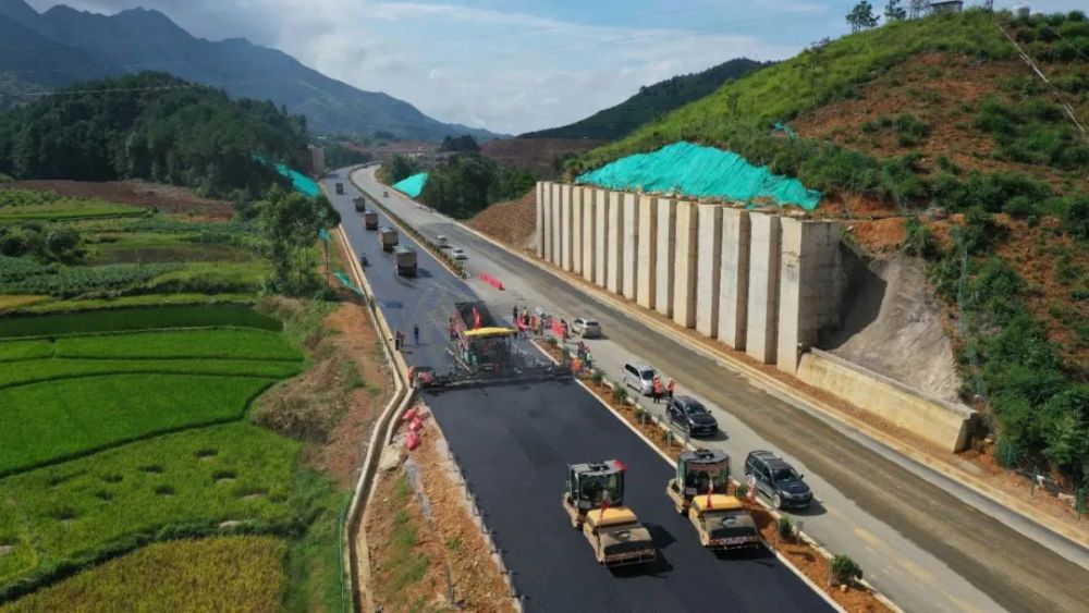 连日来,在荔浦至玉林高速公路荔浦阳鹿高速接口至蒙山新圩段30多公里