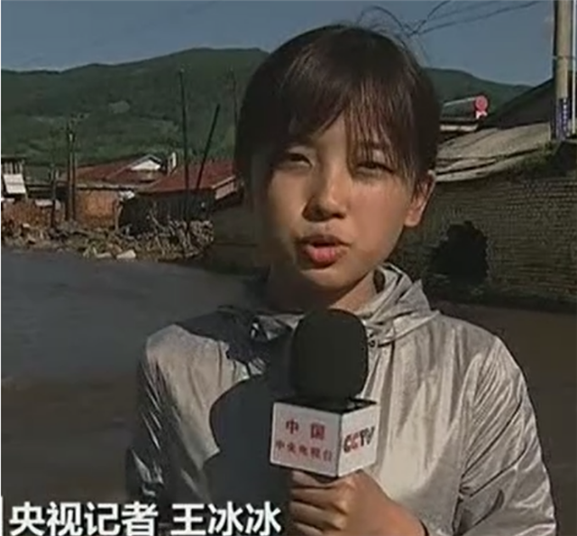 王冰冰|央视美女记者王冰冰登上热搜，可爱又好看，90后学霸名校毕业