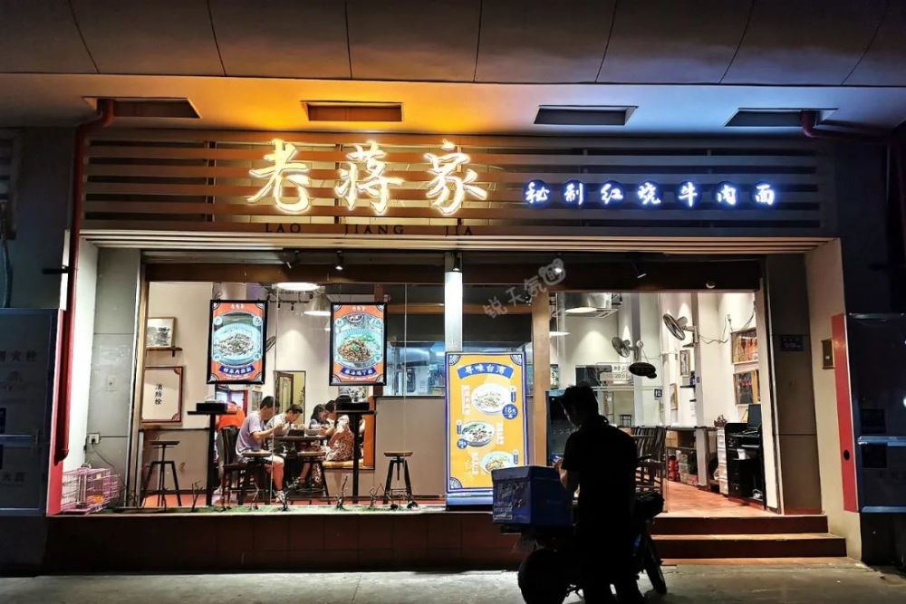 環顧店內,面積不是很大,餐廳中部是明檔廚房,兩邊是兩排桌椅,牆上掛著