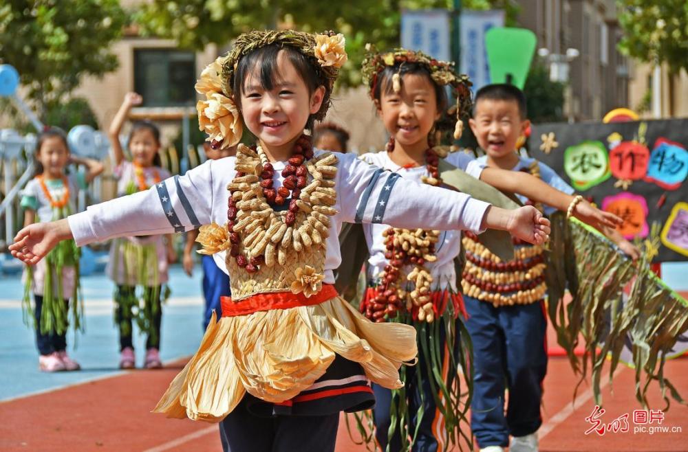 光明图刊多姿多彩庆丰收日子越过越红火