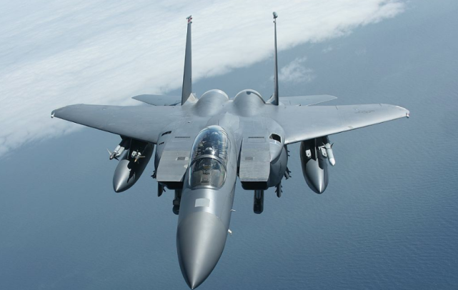 f15能挂20枚空空导弹歼10只能挂6枚实战却完全是另一番光景