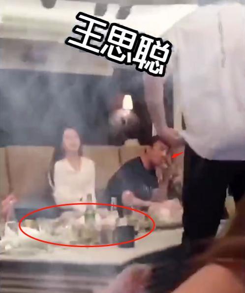 王思聪|王思聪身边又换人了！长发美女紧贴而坐，同唱歌气氛热烈烟雾缭绕