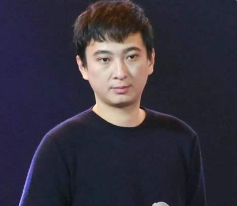 王思聪|王思聪身边又换人了！长发美女紧贴而坐，同唱歌气氛热烈烟雾缭绕