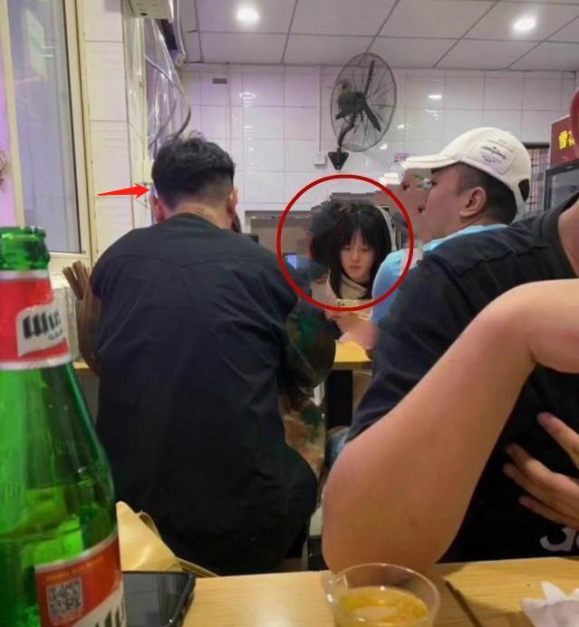 王思聪|王思聪身边又换人了！长发美女紧贴而坐，同唱歌气氛热烈烟雾缭绕