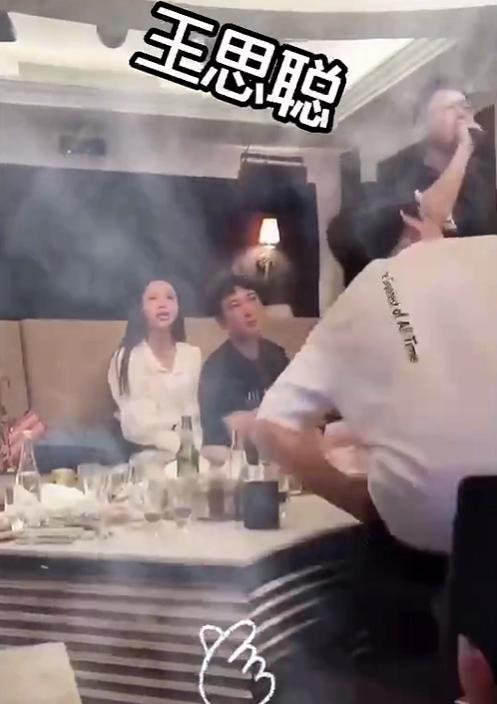 王思聪|王思聪身边又换人了！长发美女紧贴而坐，同唱歌气氛热烈烟雾缭绕