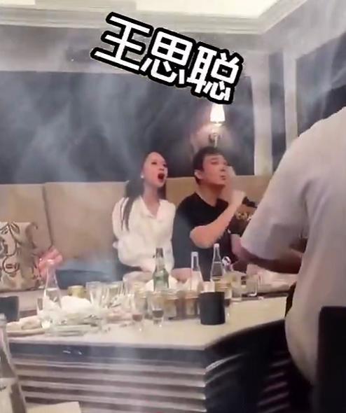 王思聪|王思聪身边又换人了！长发美女紧贴而坐，同唱歌气氛热烈烟雾缭绕