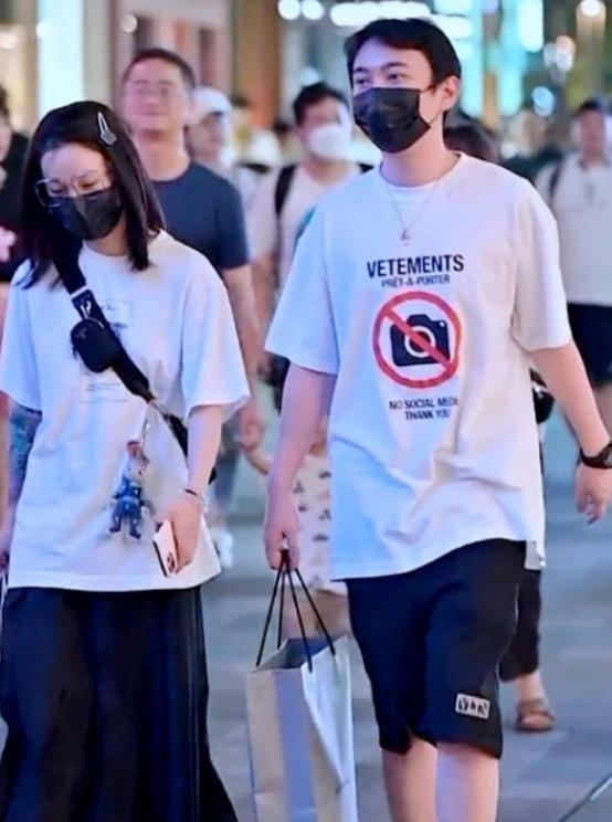 王思聪|王思聪身边又换人了！长发美女紧贴而坐，同唱歌气氛热烈烟雾缭绕