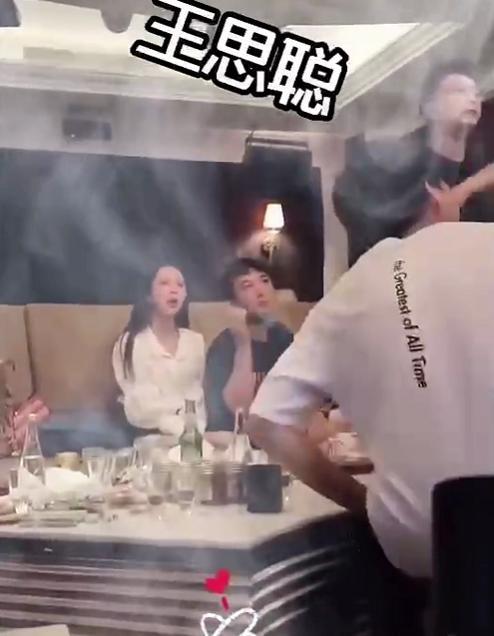 王思聪|王思聪身边又换人了！长发美女紧贴而坐，同唱歌气氛热烈烟雾缭绕