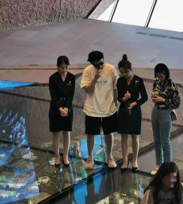 王思聪|王思聪身边又换人了！长发美女紧贴而坐，同唱歌气氛热烈烟雾缭绕