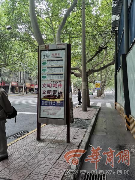 西安友谊路黄雁村公交站牌多次往东移市民就快移到小雁塔了