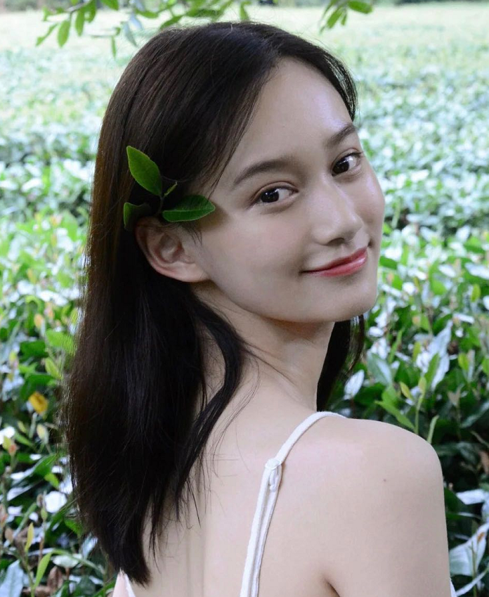 艺考|艺考学霸夏梦近照曝光双眼皮肿胀，脖子上疑似吻痕抢镜