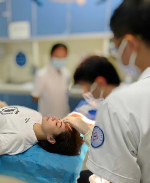 钟欣潼|阿娇术后半月复工高清照曝光，戴口罩帽子不见右眉伤口，清瘦不少