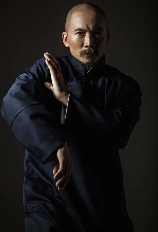 邹兆龙|邹兆龙：拜师洪金宝，饰演“常威”走红，被誉为最能打的反派演员