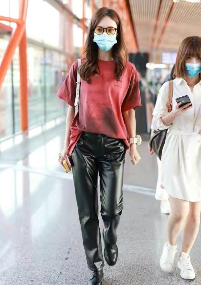 都说谁穿皮裤谁腿粗,当30岁的金晨穿上后,这腿围谁看了不圈粉_腾讯