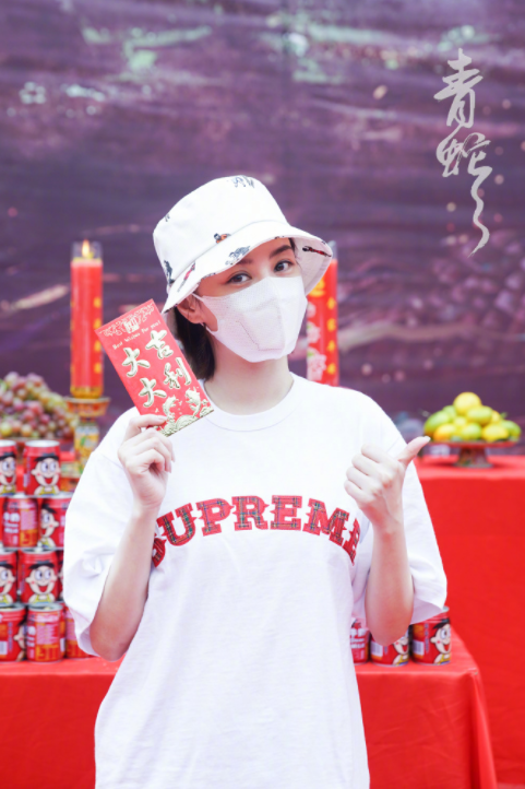 钟欣潼|阿娇术后半月复工高清照曝光，戴口罩帽子不见右眉伤口，清瘦不少