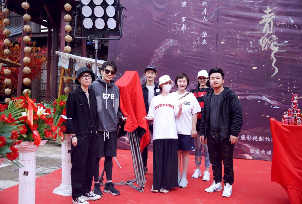 钟欣潼|阿娇术后半月复工高清照曝光，戴口罩帽子不见右眉伤口，清瘦不少