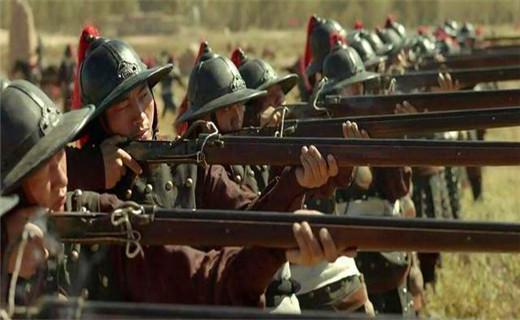 影视剧中的明朝火器明朝初期建立了军器局,兵仗局等火铳制造机构,每年