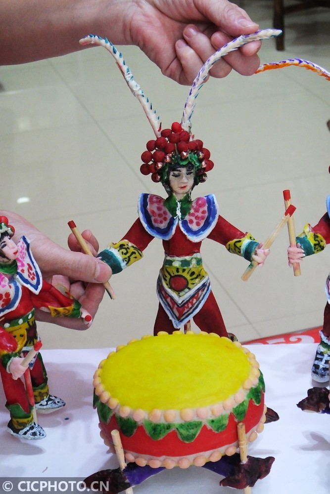 山西绛州八旬老太赶制面塑绛州鼓乐庆丰收喜迎山西鼓乐大赛