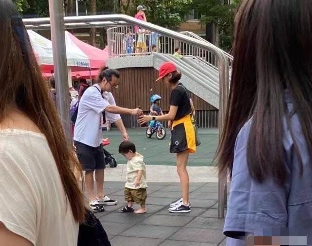 陈意涵|陈意涵一家三口现身，当妈后少女感不减美腿吸睛，1岁儿子超软萌