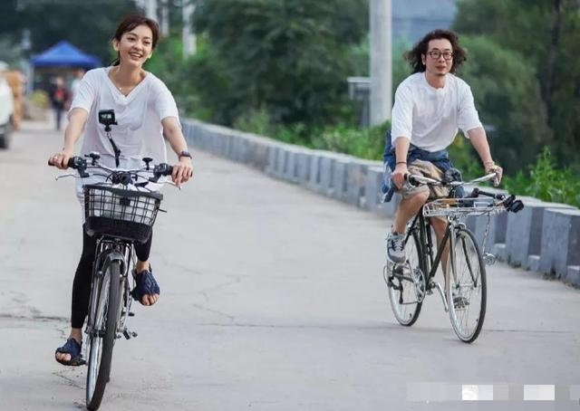 陈意涵|陈意涵一家三口现身，当妈后少女感不减美腿吸睛，1岁儿子超软萌