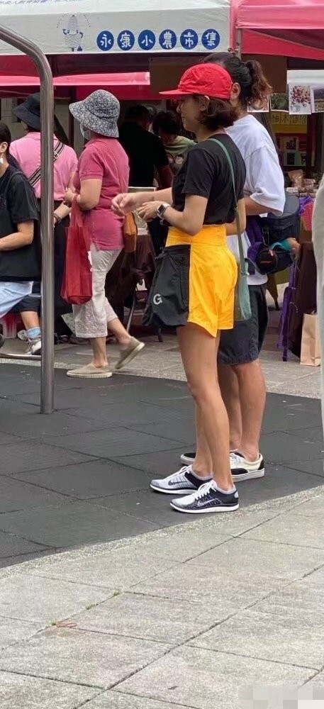陈意涵|陈意涵一家三口现身，当妈后少女感不减美腿吸睛，1岁儿子超软萌