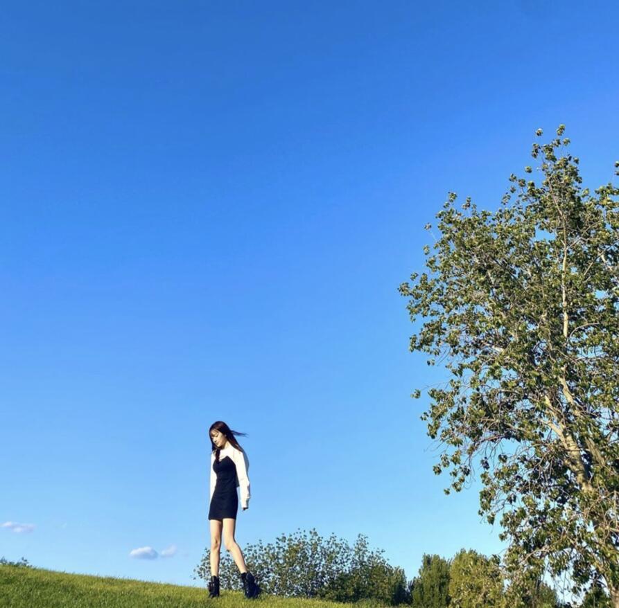 李小璐|李小璐素颜背女儿逛公园，甜馨扎高马尾紧紧搂着妈妈，画面温馨