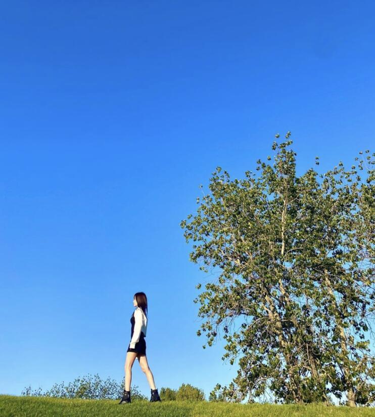 李小璐|李小璐素颜背女儿逛公园，甜馨扎高马尾紧紧搂着妈妈，画面温馨