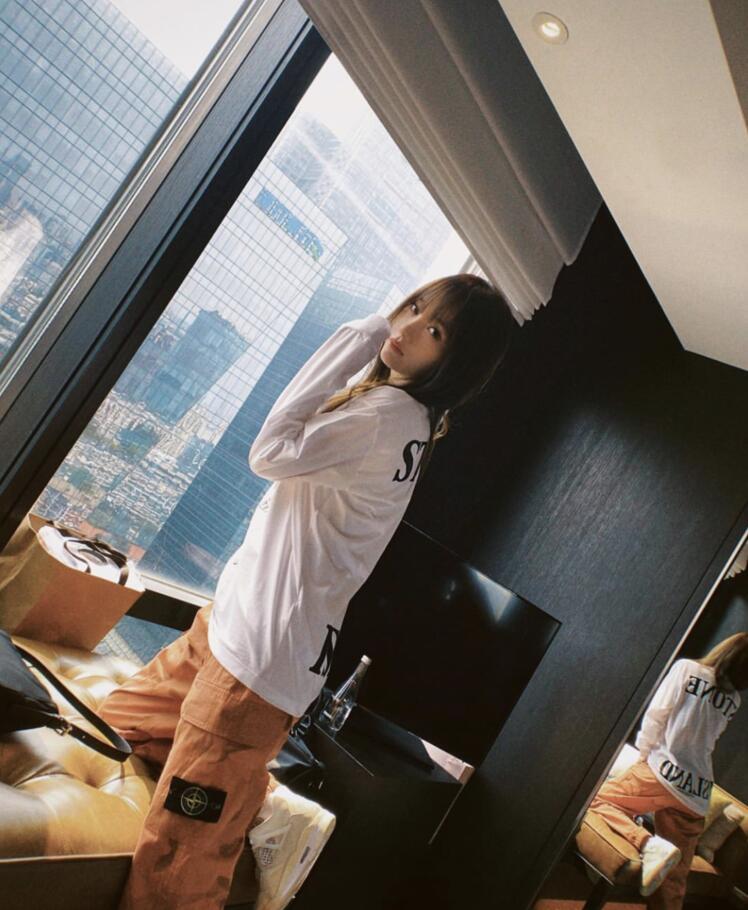 李小璐|李小璐素颜背女儿逛公园，甜馨扎高马尾紧紧搂着妈妈，画面温馨