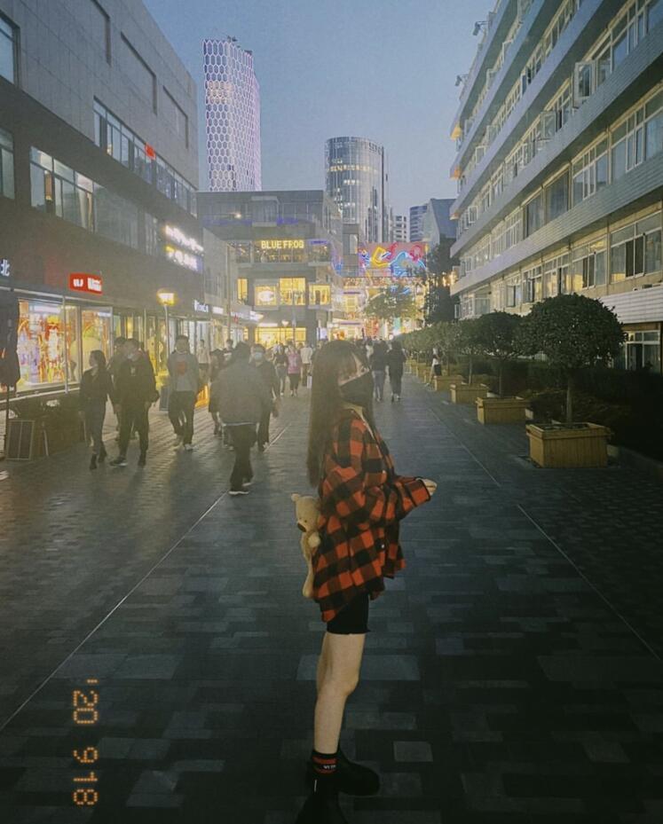 李小璐|李小璐素颜背女儿逛公园，甜馨扎高马尾紧紧搂着妈妈，画面温馨