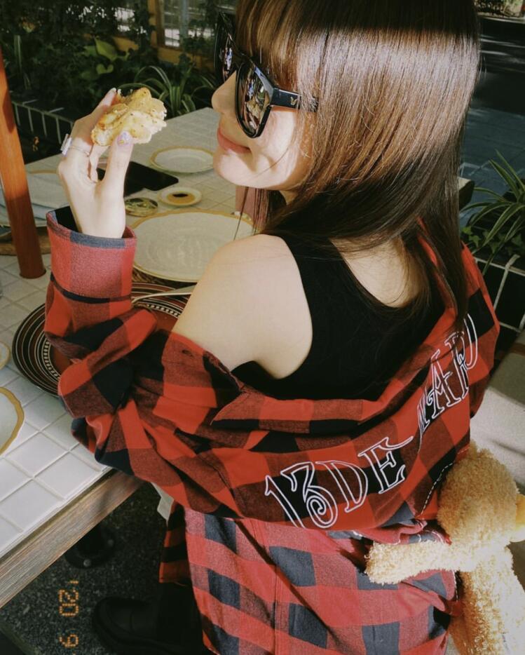 李小璐|李小璐素颜背女儿逛公园，甜馨扎高马尾紧紧搂着妈妈，画面温馨