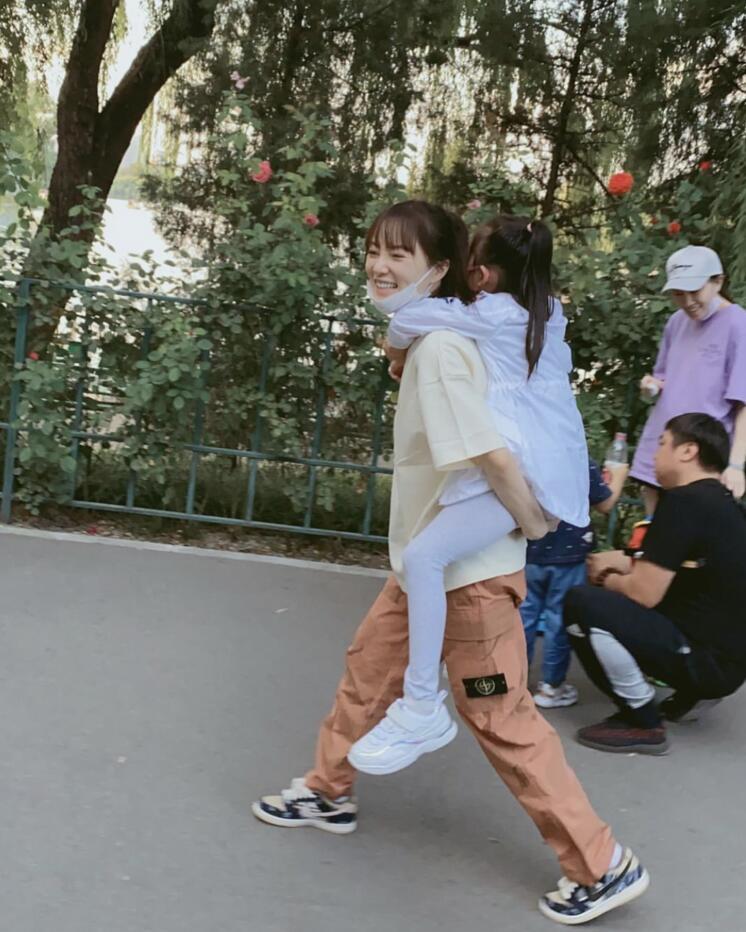 李小璐|李小璐素颜背女儿逛公园，甜馨扎高马尾紧紧搂着妈妈，画面温馨