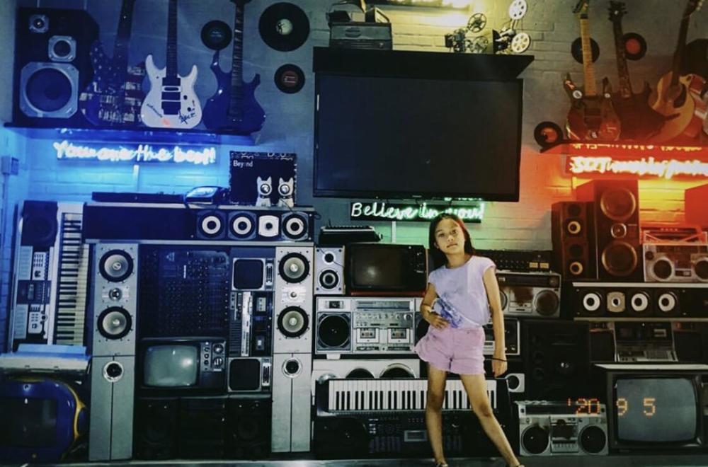 李小璐|李小璐素颜背女儿逛公园，甜馨扎高马尾紧紧搂着妈妈，画面温馨